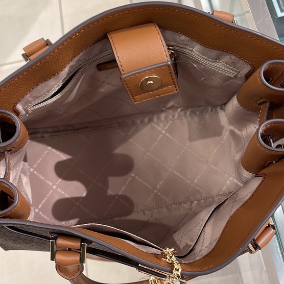 MICHAEL KORS 
Hamilton Medium Logo Satchel
Brown Signature
NWT - Picture 13 of 16